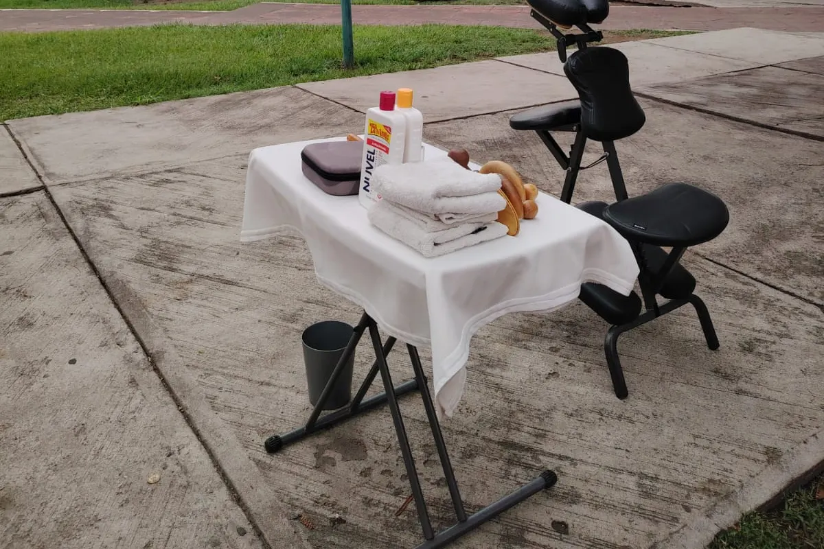 Mesa de masaje portátil de Senda Alivio instalada en el parque de Villa Izcalli, Villa de Álvarez